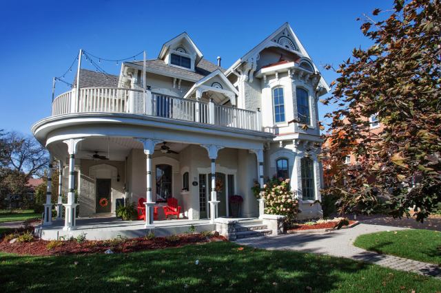 mandy-gallery-outside