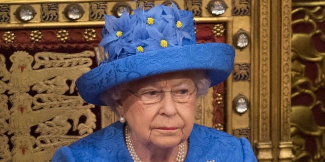 people-are-saying-the-queen-deliberately-wore-a-hat-designed-to-look-like-the-eu-flag.png